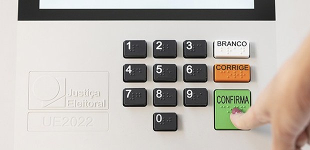 Mulher vota na urna eletrônica. Foto: Alejandro Zambrana/Secom/TSE