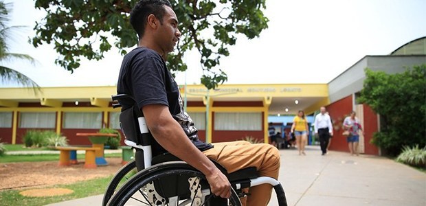 Participe da consulta pública sobre acessibilidade e inclusão na Justiça Eleitoral Fotografia de um homem, que veste camisa preta e calça laranja, sentado em uma cadeira de rodas....