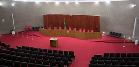 O plenário do Tribunal Superior Eleitoral é um espaço amplo e solene, com predominância da cor v...