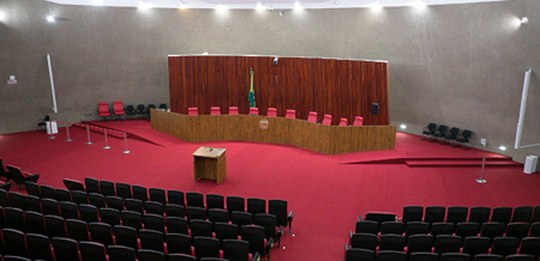 O plenário do Tribunal Superior Eleitoral é um espaço amplo e solene, com predominância da cor v...