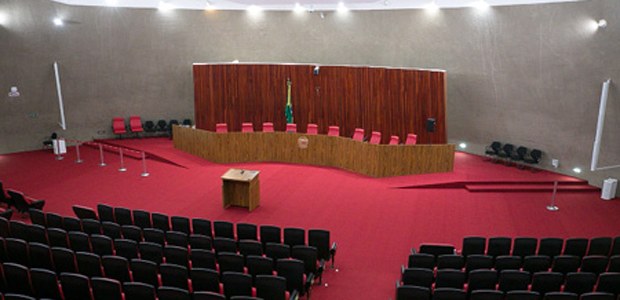 O plenário do Tribunal Superior Eleitoral é um espaço amplo e solene, com predominância da cor v...