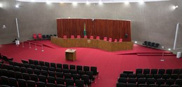 O plenário do Tribunal Superior Eleitoral é um espaço amplo e solene, com predominância da cor v...