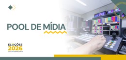 Foto de uma estação de controle de televisão contendo ao lado a frade Pool de Mídia e a logomarc...