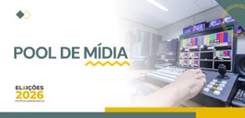 Foto de uma estação de controle de televisão contendo ao lado a frade Pool de Mídia e a logomarc...