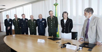 Presidente do TSE, ministra Cármen Lúcia e Ministro da Defesa, Celso Amorim, firmam acordo para ...