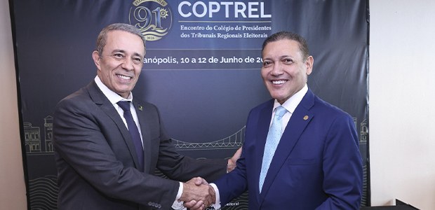 Presidente do TSE, ministro Kassio Nunes Marques, cumprimenta novo presidente do Coptrel, desemb...