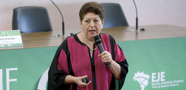 Professora Acacia Zeneida Kuenzer durante VIII Encontro Nacional das Escolas Judiciárias Eleitorais – ENEJE em 05.04.2019 Professora Acacia Zeneida Kuenzer durante VIII Encontro Nacional das Escolas Judiciárias Eleitor...
