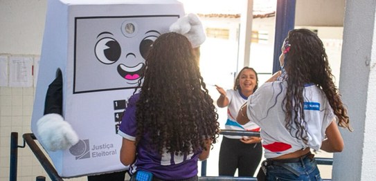 Rolê com a Pilili: mascote aproxima a Justiça Eleitoral de estudantes em Maceió - 21.08.2026