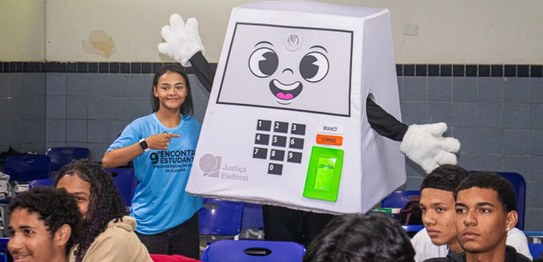 Rolê com a Pilili: mascote aproxima a Justiça Eleitoral de estudantes em Maceió - 21.08.2026