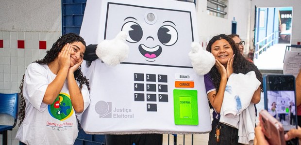 Rolê com a Pilili: mascote aproxima a Justiça Eleitoral de estudantes em Maceió - 21.08.2026