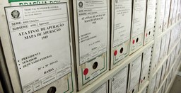 Série Especial Acervo TSE – Arquivo – caixa-arquivo contendo documento eleitoral datado de 1945 ...