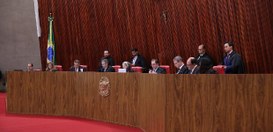 Ministros do TSE reunidos no plenário da Corte, em Brasília (DF), em sessão administrativa reali...