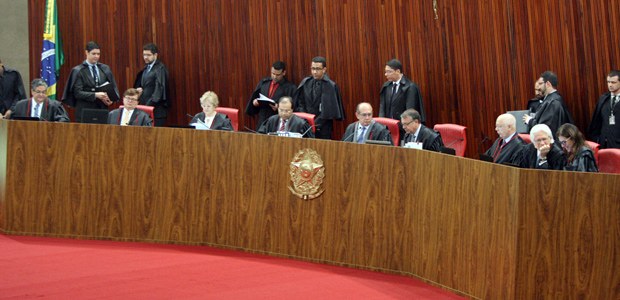 Sessão administrativa do TSE 