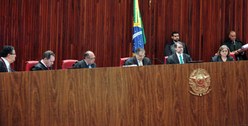  Sessão administrativa do TSE em 28.04.2015