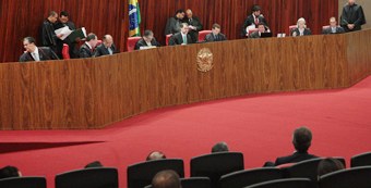 Sessão plenária do TSE em 28.04.2015 Sessão plenária do TSE em 28.04.2015