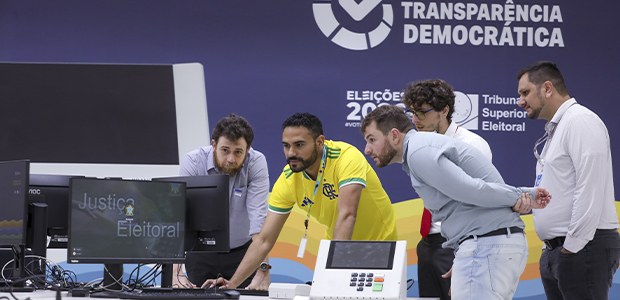 Foto: Luiz Roberto/TSE - Sociedade Brasileira de Computação inspeciona códigos-fonte dos sistema...