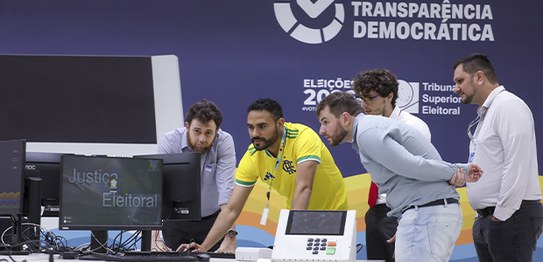 Foto: Luiz Roberto/TSE - Sociedade Brasileira de Computação inspeciona códigos-fonte dos sistema...