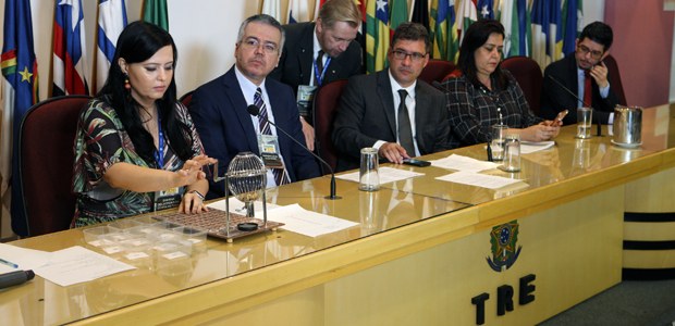 Sorteio de urnas no TRE