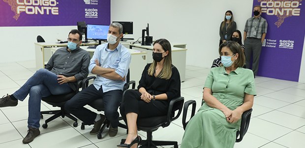 #TBT Imagens que contam histórias: representantes do PV e PTB inspecionaram códigos-fonte dos si...