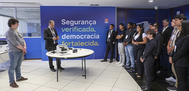 A atmosfera sugere um evento institucional, como um tour, uma briefing técnico ou uma visita gui...