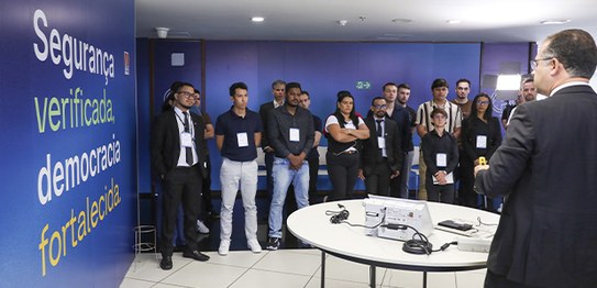 A atmosfera sugere um evento institucional, como um tour, uma briefing técnico ou uma visita gui...