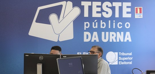 A atmosfera sugere um evento institucional, como um tour, uma briefing técnico ou uma visita gui...