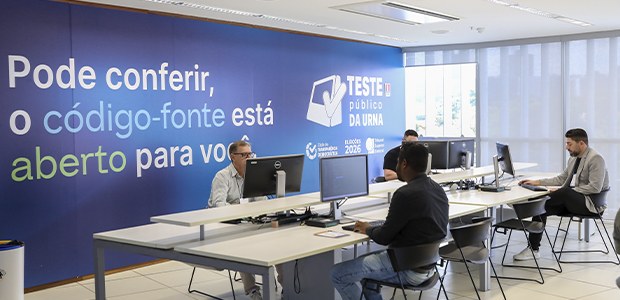 A atmosfera sugere um evento institucional, como um tour, uma briefing técnico ou uma visita gui...