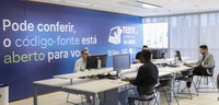 A atmosfera sugere um evento institucional, como um tour, uma briefing técnico ou uma visita gui...