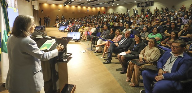 Auditório cheio durante uma palestra. Em primeiro plano, a ministra Carmen Lúcia, uma mulher de ...