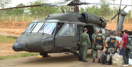 Embarque de mesários do TRE-AC em helicóptero da Força Aérea nas eleições de 2010