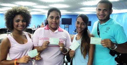 Estudantes com os títulos de eleitores tirados durante o projeto "juventude,voto e cidadania"
