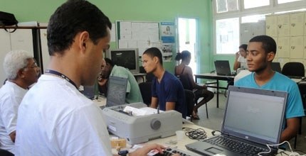 Atendimento feito no bairro do Rio Vermelho durante o projeto TRE Perto de Você em 2011