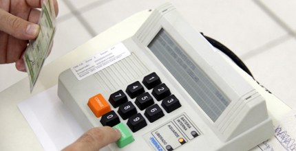 TRE-CE - Votação de eleitor Mesário digita título de eleitor para votação