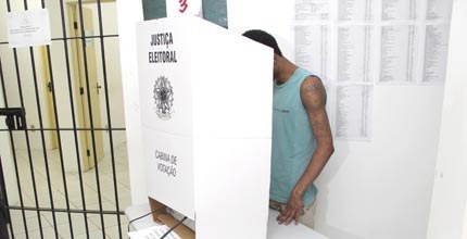 Foto preso provisório exercendo direito ao voto
