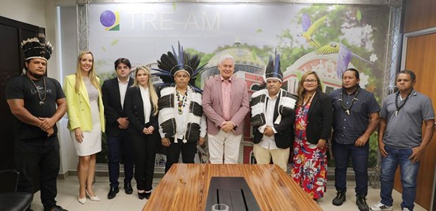 TRE do Amazonas e lideranças firmam acordo para fortalecer a comunicação entre Justiça Eleitoral e indígenas - 16.06.2023 TRE do Amazonas e lideranças firmam acordo para fortalecer a comunicação entre Justiça Eleitoral...