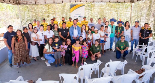 **Texto alternativo (Alt text):**
Fotografia em plano aberto sob uma estrutura de tenda com fun...