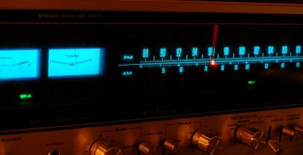 TRE-MS - Propaganda no rádio Painel de um rádio.
