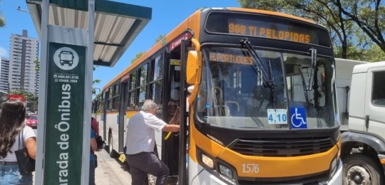 Pasajeros utilizan un autob&uacute;s de transporte urbano en Brasil, un servicio relevante para el acceso a las urnas
