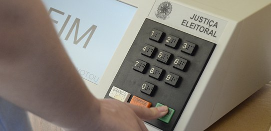 TRE-PE - Juiz eleitoral aposentado faz artigo sobre a segurança das urnas Imagem de urna eletrônica