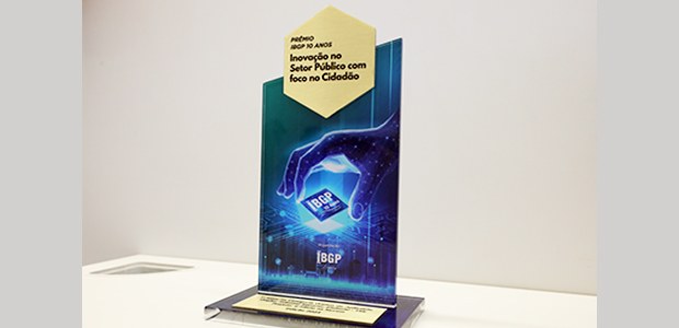 Troféu do Prêmio IBGP 10 Anos - Inovação no Setor Público com foco no Cidadão - Foto: Antonio Au...
