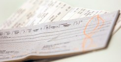 Folhas de cheque ilustrando abertura de contas