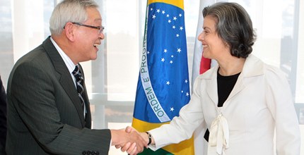 Comissão Nacional Eleitoral da Coréia-assinatura memorando de entendimento em 3.7.2012 Ministra Cármen Lúcia e o secretário-geral da Comissão Nacional Eleitoral da Coreia, Jong-Woo L...