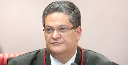 Ministro Henrique Neves durante sessão do TSE