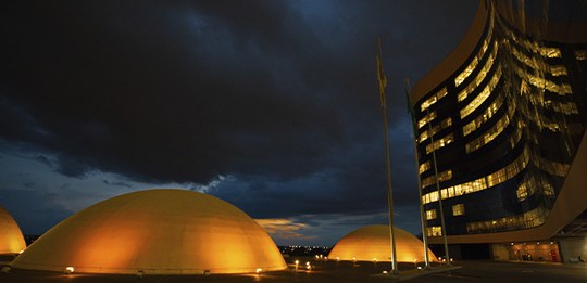 TSE ilumina cúpulas de laranja pelo fim da violência contra as mulheres - 01.12.2025