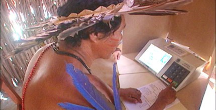 Índio votando Índio votando na urna eletrônica