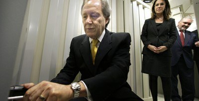 Ministro Presidente Ricardo Lewandowski conferindo os trabalhos de assinatura digital e lacração dos sistemas usados no Plebiscito do Pará Ministro Presidente Ricardo Lewandowski conferindo os trabalhos de assinatura digital e lacração...