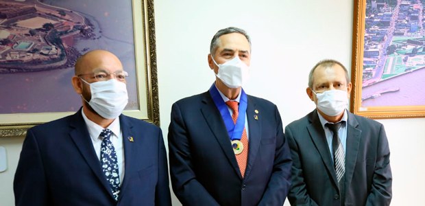  Ministro Barroso visita Macapá medalha