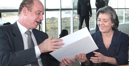 Presidente do TCU entrega à presidente do TSE, ministra Cármen Lúcia, lista de gestores com cont...