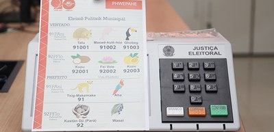 Urna adaptada para treinamento de eleitores indígenas do Amapá  - DivulgaçãoTRE-AP - 04.07.2023