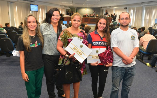 Vencedores do concurso de redação do projeto Voto Jovem recebem premiação no TRE-MA 